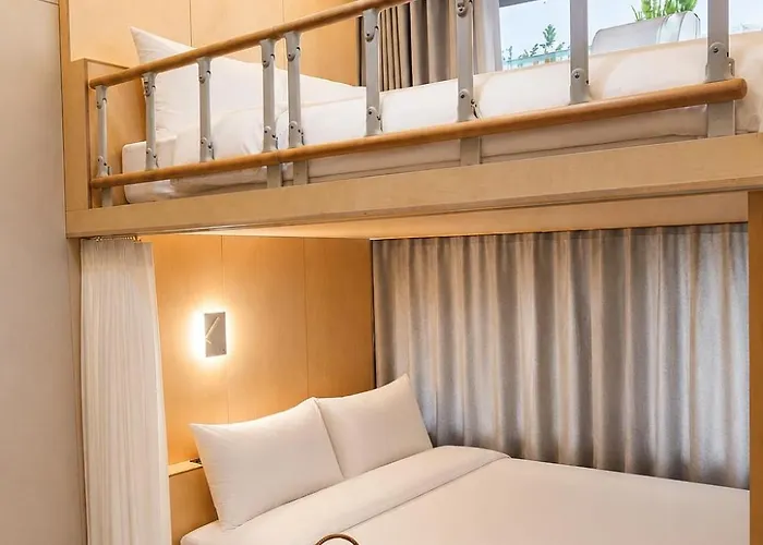 Momentum Station Hostel *