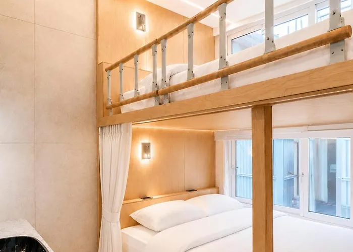 Momentum Station Hostel *